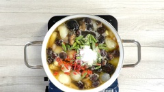 Bắc nồi lên bếp cho vào 1 lít nước. Cho lần lượt 5gr hành tím, 20gr hành tây, 50gr củ cải trắng, 50gr củ cải đỏ, 50gr bắp non nấu đến khi sôi, sau đó cho gà đã chiên, 50gr nấm đông cô, 50gr táo đỏ và 500ml nước dừa tươi vào đun trong lửa vừa đến khi gà mềm. Trong quá trình nấu nhớ vớt bọt để nước lẩu được trong. Đến khi nước lẩu gà sôi lần nữa, cho 50gr ớt hiểm xanh và 20gr kỷ tử vào nồi, nêm nếm gia vị vừa ăn với 1 muỗng cà phê muối, 2 muỗng cà phê hạt nêm, 2 muỗng cà phê đường và 1 muỗng cà phê bột ngọt. Đun lẩu gà ớt hiểm thêm khoảng 10 phút nữa là có thể thưởng thức.