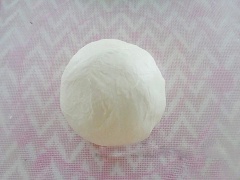 Qua thời gian ủ, bột đã nở. Lấy bột ra nhồi sơ lại. Chia bột thành những phần nhỏ (60-80g/phần). Cán từng miếng bột hơi mỏng, rồi cho nhân thịt gà xào vào, túm mép vỏ bột bánh lại. Cho bánh lên miếng giấy xếp sẵn lên xửng.