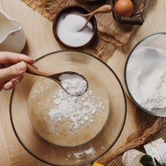 Trộn nguyên liệu khô vào âu nguyên liệu ướt, đánh đều tay để hỗn hợp này được mịn mượt, bước này sẽ quyết định vị bánh của bạn có ngon hay không nên hãy hết sức tập trung nhen.