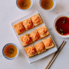 Cho ra đĩa và thưởng thức. Chấm với nước tương hoặc tương ớt.