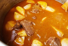 Cho phần khoai tây vừa cắt ngược trở lại nồi cà ri bò hầm là xong. Cách làm này sẽ giúp cho miếng khoai tây được sắc nét và nguyên vẹn. Cuối cùng chỉ cần thêm gia vị cho vừa khẩu vị của bạn là có thể dùng ngay nhé!