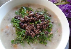 Múc cháo chim bồ câu ra tô. Thêm ngò rí, hành lá và phần thịt chim câu xào còn lại vào. Như vậy, bạn đã hoàn tất món cháo dinh dưỡng thơm ngon cho bé rồi. Ngoài giúp bổ sung dưỡng chất cho bé, đối với những bà bầu hay người lớn vừa ốm dậy, bạn cho ăn 1 tô cháo chim bồ câu là khỏe mạnh lên thấy rõ luôn nha!