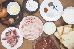 Chuẩn bị tất cả các nguyên liệu. Gan làm sạch, để ráo. Hành tây rửa sạch, bóc vỏ, cắt miếng nhỏ. Làm chảy bơ trên chảo, cho một nửa chỗ hành tỏi băm nhỏ vào đảo cho thơm, sau đó thêm gan, đảo sơ để gan chín đều bên ngoài.
