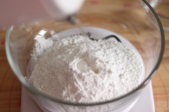 Rây 100g bột nếp vào tô lớn, đổ từ từ 50ml nước sôi vào tô bột, dùng đũa khuấy đều. Sau đó đổ tiếp 30ml nước lạnh vào, dùng phới dẹp trộn đều. Dùng tay nhồi bột bánh trôi nước thành khối đồng nhất.