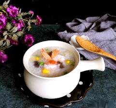 Múc cháo ra tô rồi trang trí một tí cho đẹp mắt là có thể dùng được ngay nè. Món này phải ăn nóng mới ngon nha!