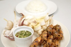 Tùy vào khẩu vị của gia đình mà bạn có thể gia giảm gia vị mặn ngọt cho vừa miệng nhé! Sốt chấm hải sản có vị mặn ngọt, chua cay hấp dẫn. Đặc biệt hương ngò rí đặc trưng giúp các hải sản luộc hay hấp của bạn càng thêm ngon miệng.