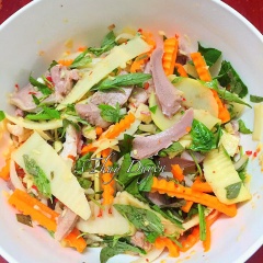 Trộn lưỡi heo, măng chua, hành tây, cà rốt, rau răm, rau ngò, nước chấm gỏi đã pha vào cùng với nhau và nêm nếm lại tùy khẩu vị.