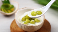 Thành phẩm: Dùng nửa trái dừa làm chén, cho các viên bơ dẻo vào, chan thêm nước cốt, thêm cơm dừa non bào sợi lên mặt và thưởng thức. Viên bơ dẻo dai có màu xanh đặc trưng bắt mắt, hòa cùng nước cốt dừa tuy ngọt béo nhưng ăn hoài không ngán.
