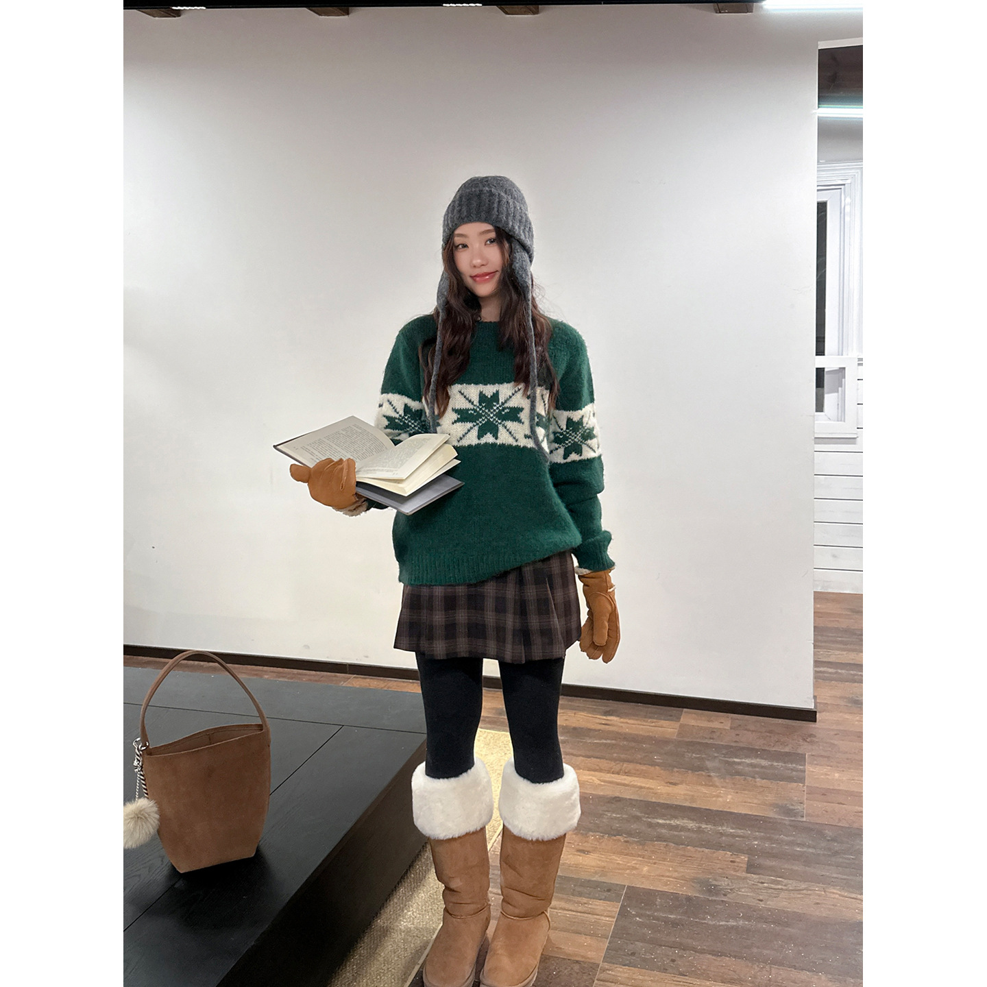 Weihnachtlicher Strickpullover mit geometrischem Muster