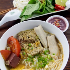 Khi ăn bún riêu cua đồng, bạn trụng bún, để ráo rồi gắp ra tô. Gắp thêm riêu cua, chả lụa cây, vài miếng huyết cùng đậu hũ, chan nước dùng nóng vào, rắc thêm miếng hành lá cắt nhỏ là chúng ta đã có tô bún riêu ngon, thơm lừng không kém gì ngoài hàng rồi. Bạn có thể nấu bún riêu cua đồng cho bữa sáng của cả nhà hay làm món ngon ăn tối để đổi chút khẩu vị vào những ngày ngán cơm. Cùng trổ tài với cách nấu bún riêu cua đồng chiêu đãi gia đình nhé các bạn.