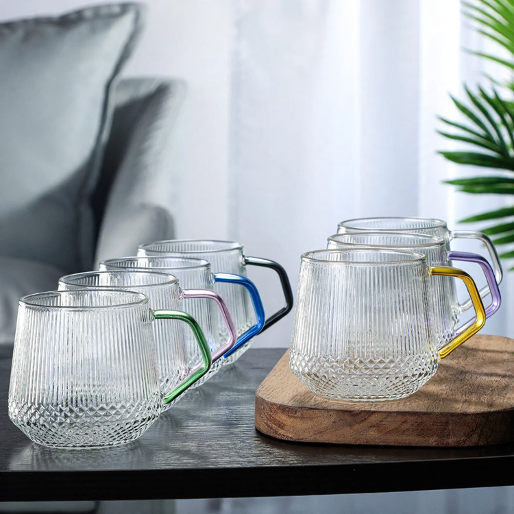 Trinkbecher aus Glas mit Trinkhalm