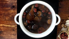 Cho 50gr củ sen, 50gr bạch quả, 30gr táo tàu, 50gr nấm hương vào rồi cho đùi vịt đã chiên vàng vào nồi. Hầm 1 - 2 giờ sau bạn tắt bếp là đã hoàn thành xong món mì vịt tiềm đầy bổ dưỡng.