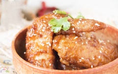 Rắc thêm mè rang chín vào rồi cho ra đĩa và thưởng thức.