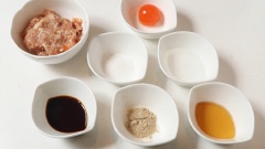 Cho thịt heo băm vào tô lớn, thêm vào 4 muỗng cà phê nước tương, 2 muỗng cà phê đường, 1/2 muỗng cà phê tiêu, dùng tay nhồi cho nguyên liệu được trộn đều. Để yên trong tủ lạnh khoảng 20 phút.