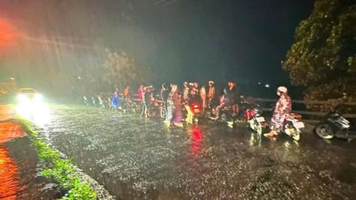 Công an phường cứu sống người dân bị đuối nước trong đêm mưa gió - Công An TP.HCM