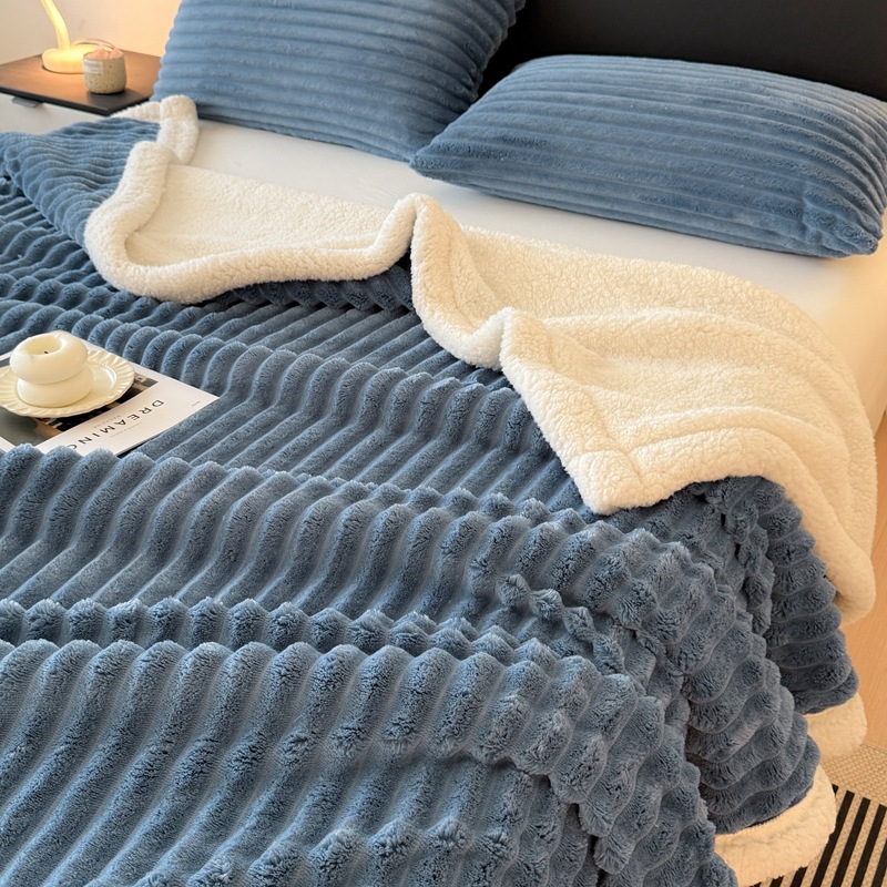 Doppellagige, gestreifte Lammfleece-Wohndecke