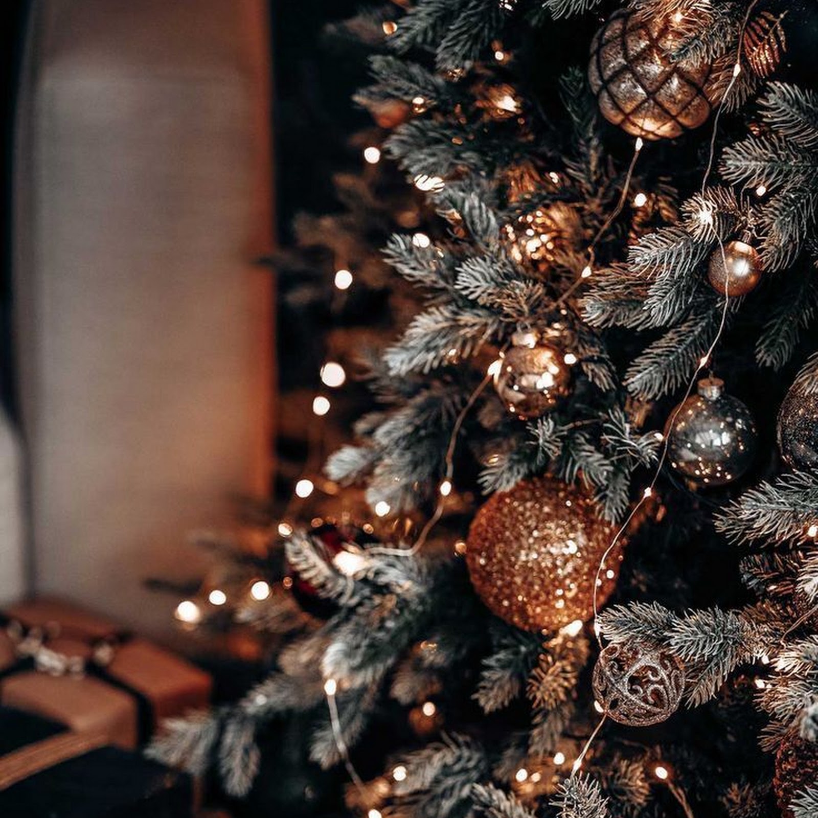 Download Decorated Christmas Tree with Gifts iPhone