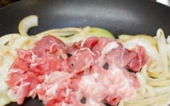 Phi thơm tỏi với 2 muỗng canh dầu ăn trong chảo, cho hành tây, thịt heo vào, xào khoảng 5 phút.