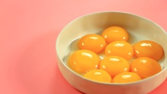 Bạn chọn 9 quả trứng gà ta rồi tách riêng lòng đỏ và lòng trắng ra tô, sau đó cho lòng đỏ trứng gà vào một lọ thủy tinh, nhẹ nhàng đổ 200ml mật ong ngập bề mặt trứng rồi đậy kín nắp.