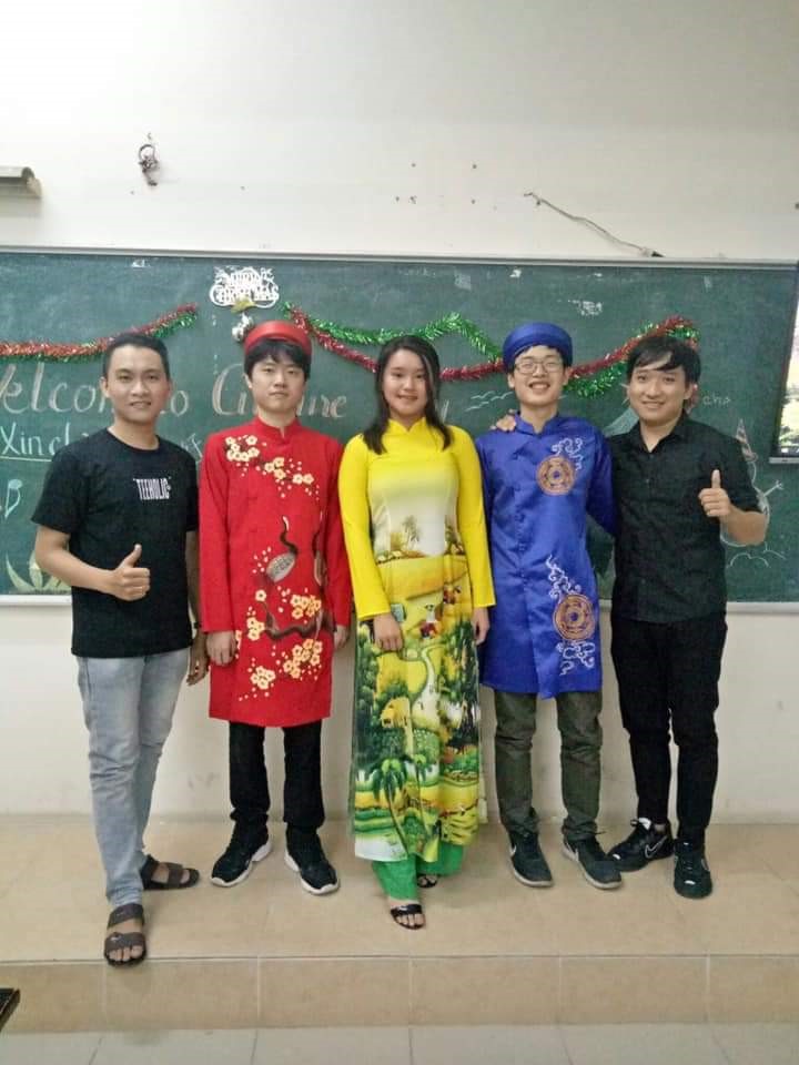 Chow Sin Ying (áo dài ở giữa) cùng các tình nguyện viên, sinh viên DLA trong hoạt động Culture Day