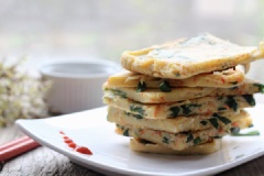 Cách làm bánh pancake Hàn Quốc rất dễ làm nhưng rất ngon, nguyên liệu là những thứ có sẵn trong bếp. Bạn có thể làm bất cứ lúc nào mình muốn. Những khi ngồi xem phim hay tán gẫu vừa nhâm nhi miếng bánh pancake rau củ nóng vừa trò chuyện thì thật là thú vị, đĩa bánh sẽ hết bay lúc nào không hay.