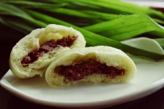Bánh bao lá dứa nhân đậu đỏ là món ăn sáng thơm ngon, nóng hổi, rất được nhiều người ưa chuộng. Vỏ bánh bao hấp mềm xốp, thơm thoảng hương dứa, cùng nhân đậu đỏ bùi bùi, ngọt béo hòa quyện cực hấp dẫn.