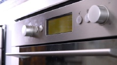 Mở trước lò nướng ở 160 độ C. Rải gừng cắt sợi lên miếng bánh rồi cho vào lò nướng trong khoảng 10 phút là được..
