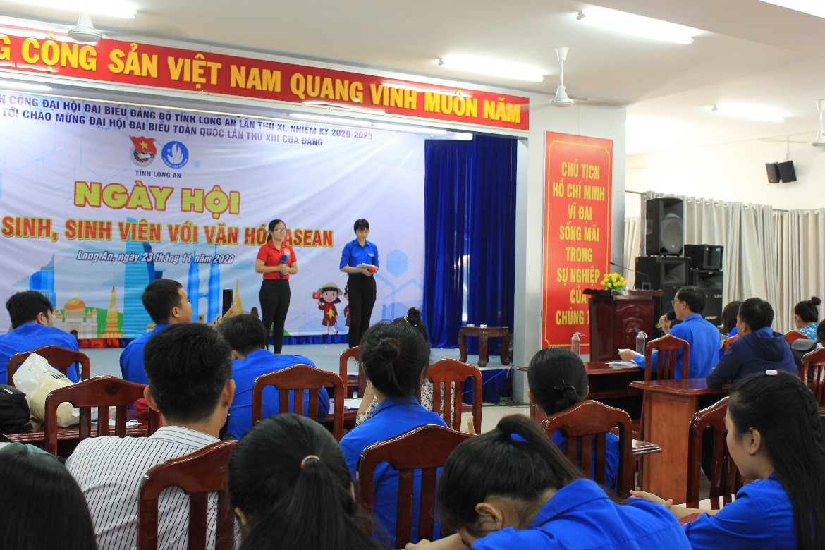 Khép lại phần thi trong Ngày hội, Đội 02 DLA trả lời câu hỏi đến từ Ban giám khảo cho phần thi ứng xử kiến thức ASEAN 