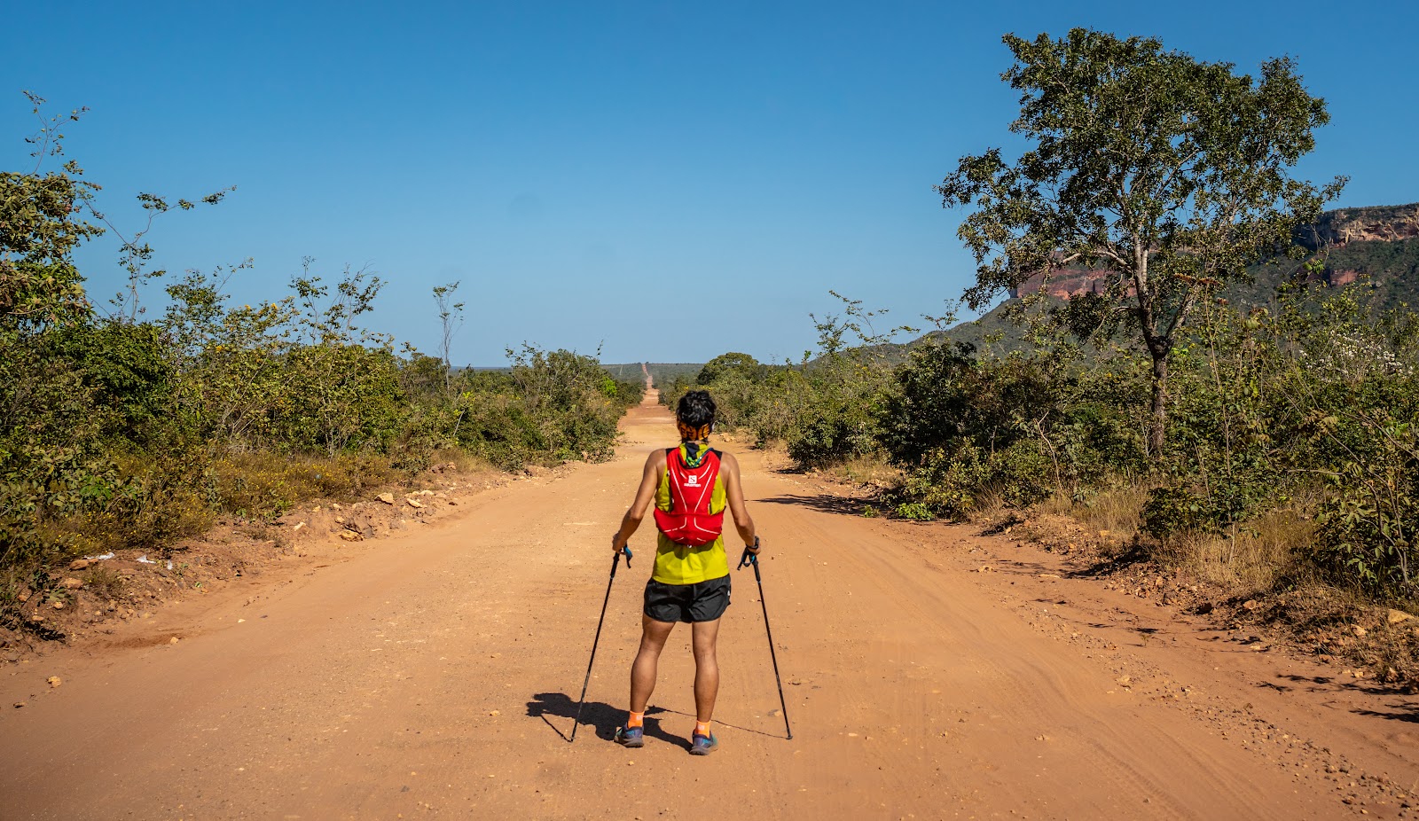 Atleta em estrada de areia no Cerrado tocantinense