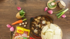 Tiếp theo cho cải thảo vào nồi, nêm gia vị với 2 muỗng canh hạt nêm nấm hương Maggi, 1.5 muỗng canh đường phèn, 1 muỗng canh muối rồi đun sôi lên lần nữa là xong phần nước lèo chay.