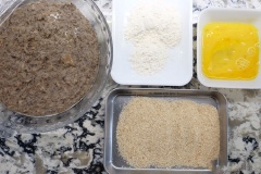 Đập 2 quả trứng gà vào tô, đánh tan. Bột mì và bột chiên xù cho vào tô khác nhau. Dùng muỗng múc một nhúm nấm vừa xào cho vào lòng bàn tay nắn thành viên tròn sau đó lăn qua bột mì rồi nhúng qua trứng gà cuối cùng là bột chiên xù, để ra khay nướng. Làm như vậy đến khi hết nguyên liệu. Có thể lăn thêm một lần qua trứng rồi qua bột chiên xù, để nghỉ 5 phút.