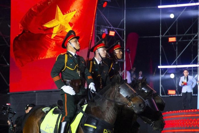 Mãn nhãn màn diễu binh của các lực lượng Công an, Quân đội tại concert Âm vang Tổ quốc - Chuyên trang Gia Đình &amp; Xã Hội - Báo Sức khỏe &amp; Đời sống