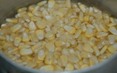 Bắp hột rửa sạch, cho vào nồi nước, luộc khoảng 2 phút. Sau đó, vớt bắp ra rổ, để nguội.