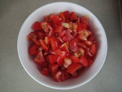 Cắt bacon (thịt xông khói) thành những miếng vừa ăn. Rửa sạch cà chua và hành tây, đem cắt hạt lựu nhỏ. Bóc vỏ tỏi, băm nhỏ.