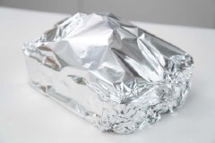 Đặt gà vào bát hỗn hợp khoai tây, dùng giấy bạc bọc kín lại. Cho vào lò nướng 40 phút. Cho gà ra ngoài, phết một lớp mật ong lên mình gà, tiếp tục nướng thêm 10-12 phút nữa thì tắt lò.