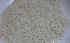 Cho ra cối giã thật nhỏ, rây để thu lấy phần bột mịn. Hoặc dùng cối xay đồ khô của máy sinh tố để xay sẽ tiết kiệm được thời gian, công sức, mà hỗn hợp muối thu được sẽ rất mịn, đẹp.