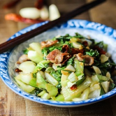 Cải thìa xào thịt không chỉ đơn giản về cách thực hiện mà hương vị ngon, ăn cùng cơm nóng là tuyệt nhất đấy. Đặc biệt thịt được chiên chín vàng giòn trước nên khi xào cùng cải sẽ ngon hơn đấy.