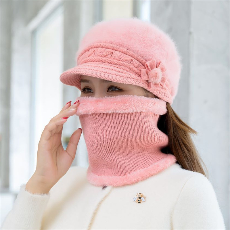Women's knitted beanie, warm and fashionable
