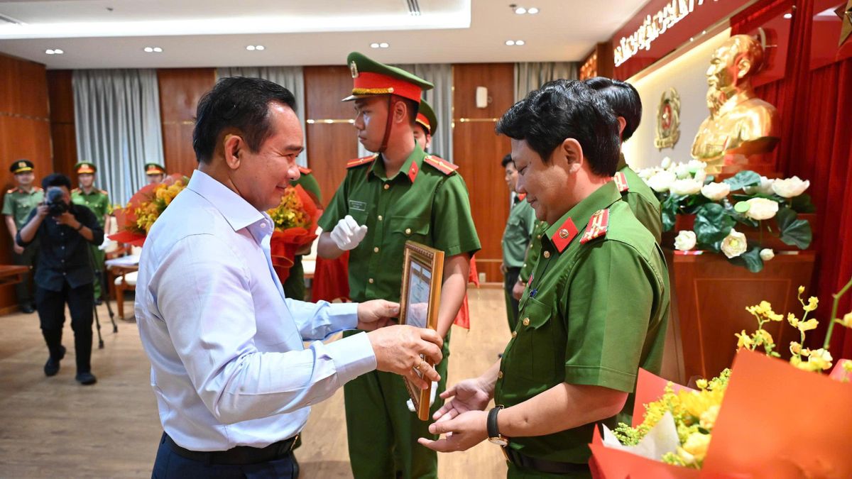 Video Chủ tịch Nguyễn Văn Được khen chiến công xuất sắc phá nhanh vụ trọng án của Công an TP.HCM - Báo Pháp Luật TP.HCM