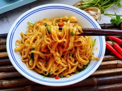 Với tô mì trộn đơn giản hấp dẫn này, đảm bảo bữa sáng của bạn và cả nhà không chỉ ngon miệng mà còn đầy đủ năng lượng nữa nhé! Những sợi mì luộc chín tới, dai mềm như ý, trộn cùng ngò rí, ớt, hành lá và gia vị mặn béo, chua cay rất tuyệt vời.