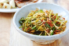 Chỉ mất vài phút là đã có ngay một món salad cực ngon rồi. Salad hành lá vừa ngon lại lạ miệng, đảm bảo sẽ rất nhiều người thích!