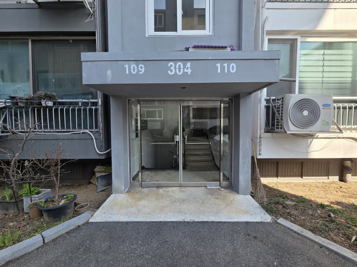 삼일아파트 304동 출입구 — 109·110호 라인 표기