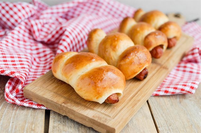 Bánh Mì Xúc Xích Cuộn