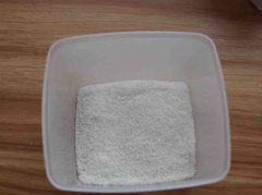 Rải vụn dừa ra hộp nhựa hoặc bát. Đổ hỗn hợp thanh long vừa đun vào khay và dàn đều. Để khay bánh vào ngăn mát tủ lạnh qua đêm. Lấy bánh ra cắt miếng vừa ăn rồi lăn qua vụn dừa.