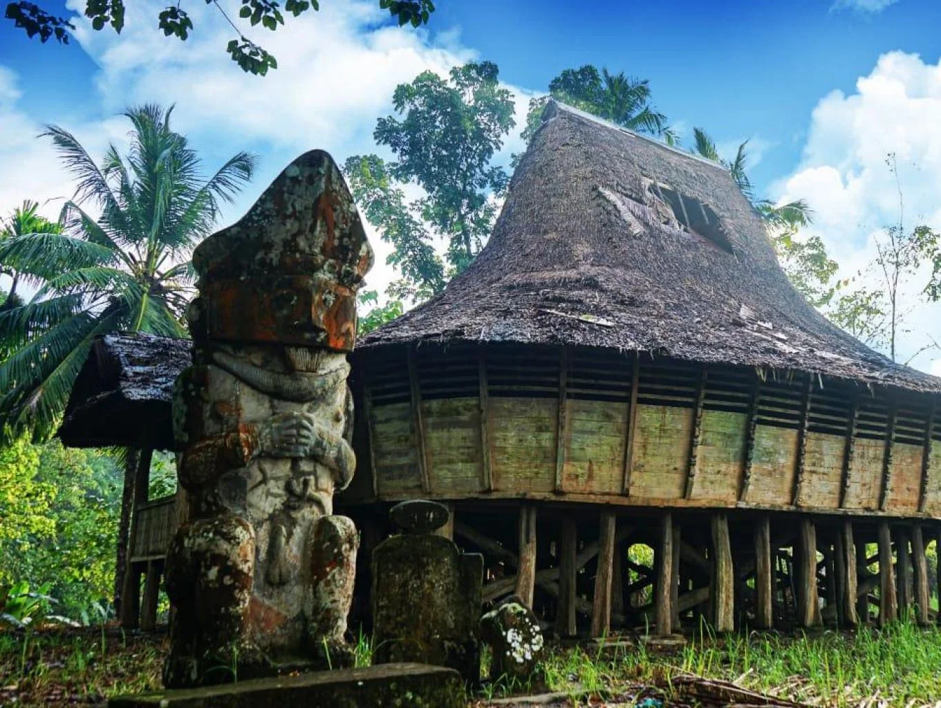Nias Barat: Warisan Budaya dan Keindahan Pantai Hinako