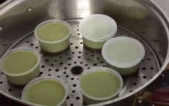 Rót hỗn hợp vào từng hộp nhựa đã phủ sẵn caramel. Cho bánh vào xửng hấp, đậy nắp lại, hấp nhỏ lửa khoảng 20-25 phút là bánh chín. Lưu ý phải mở nắp xửng hấp sau 7-10 phút tránh tình trạng quá nóng.