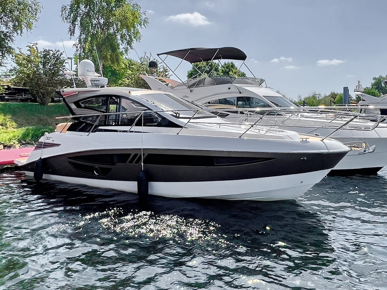 Cobrey 33 HT Motoryacht kaufen - HW Bootcenter - Bild 1