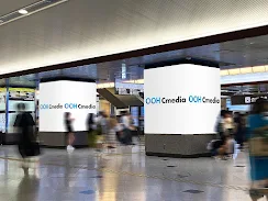 JR西日本　大阪駅中央口柱巻きLEDビジョン