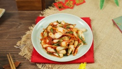 Kim chi củ kiệu giòn ngọt, cay cay dùng kèm với thịt luộc, thịt nướng hay thịt kho đều ngon. Thêm một chén cơm trắng nóng hổi, một chút rau sống là tròn vị. Ngày lễ tết hoặc những bữa tiệc gia đình nên có thêm chén kim chi củ kiệu giải ngán giúp bữa ăn thêm phần ngon miệng hơn.