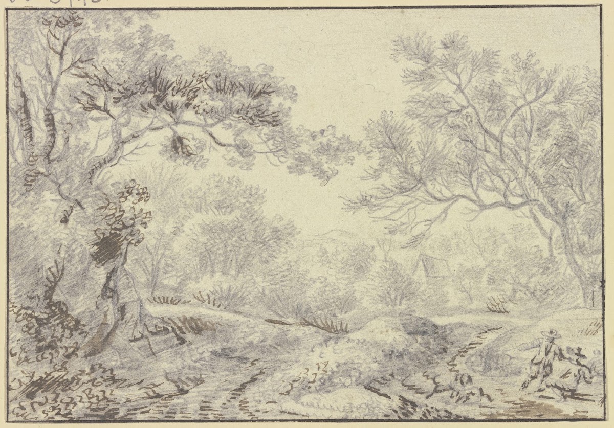 Waldweg im Hintergrund ein Haus vorne rechts zwei Rastende